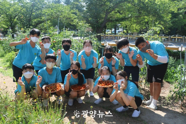 광양제철남초 학생들이 수확한 농산물을 보여주며 즐거워하고 있다.