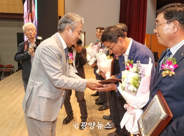 △ 광양농협 허순구 조합장이 농협중앙회 강호동 회장으로부터 총화상을 수상하고 있다.