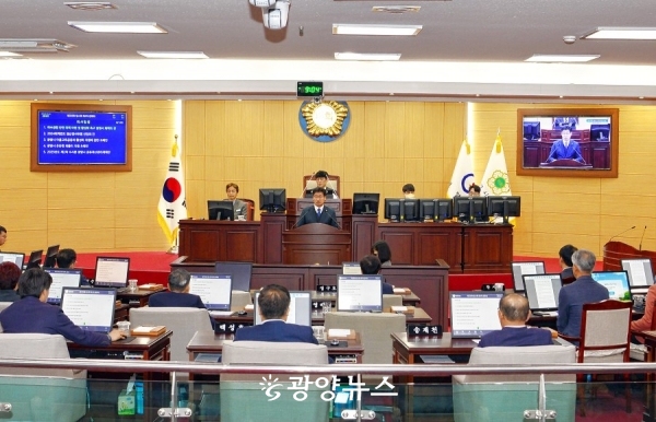 △ 서영배(옥곡) 운영위원장이 ‘여수공항 안전 대책 마련과 활성화’ 촉구 성명서를 발표했다.